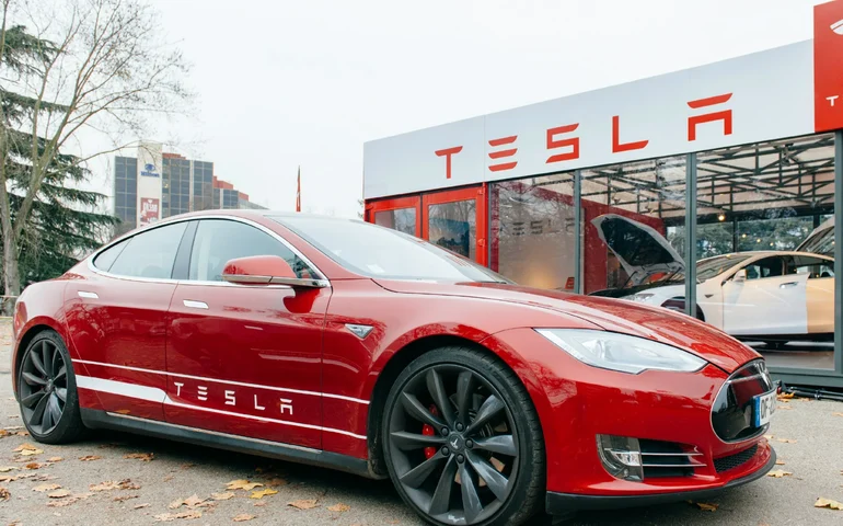 Tesla bate recorde de veículos vendidos no 1º trimestra após cortar preços