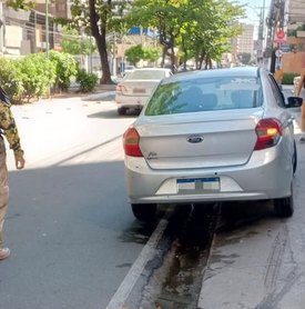 Motorista inabilitado é flagrado em veículo irregular durante fiscalização na Ponta Verde