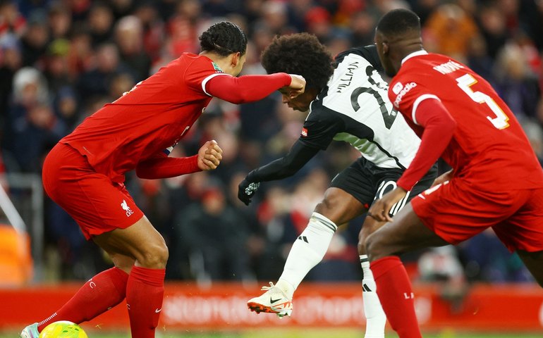 Willian coloca Fulham na frente, mas Liverpool vira e fica perto da final da Copa da Liga