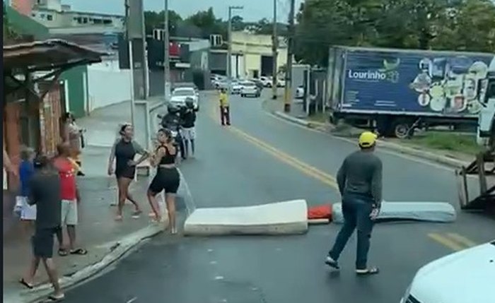 Moradores do São Jorge protestam contra falta de energia Moradores do São Jorge protestam contra falta de energia
