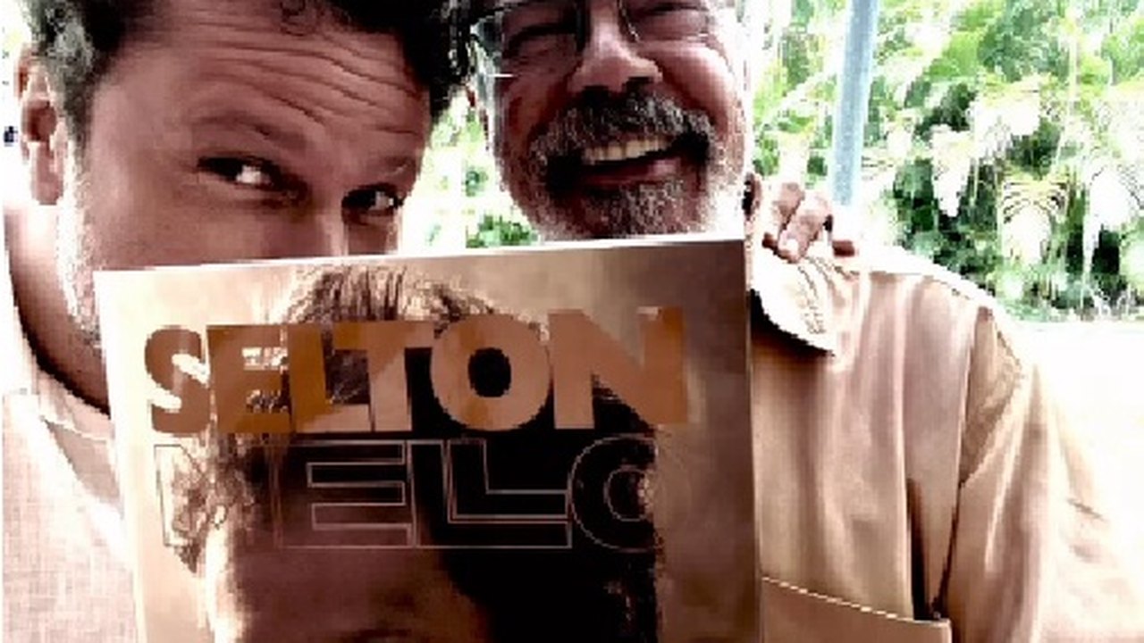 Selton Mello mostra momento especial com o pai, de 82 anos: 'Visão debilitada pela idade, li meu livro inteiro para ele'