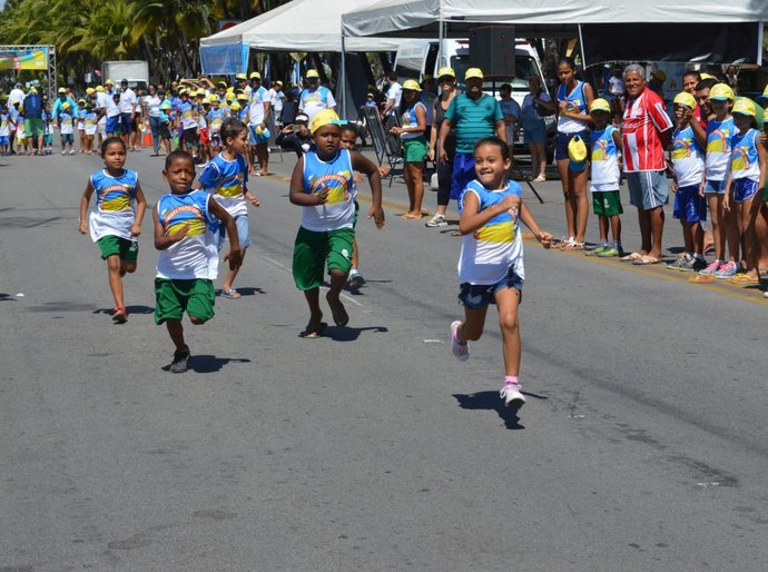 Estudantes participam da Maratoninha Papai Noel