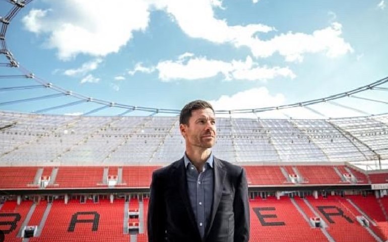 'Não tenho dinheiro': golpista na Tailândia se passa por Xabi Alonso e pede doações para ir ao Liverpool