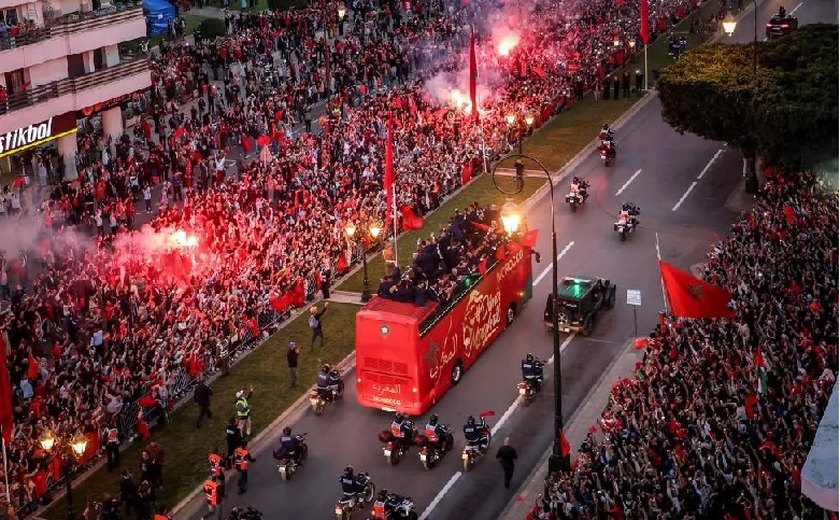 Seleção marroquina celebra Copa histórica nas ruas e recebe condecorações do rei