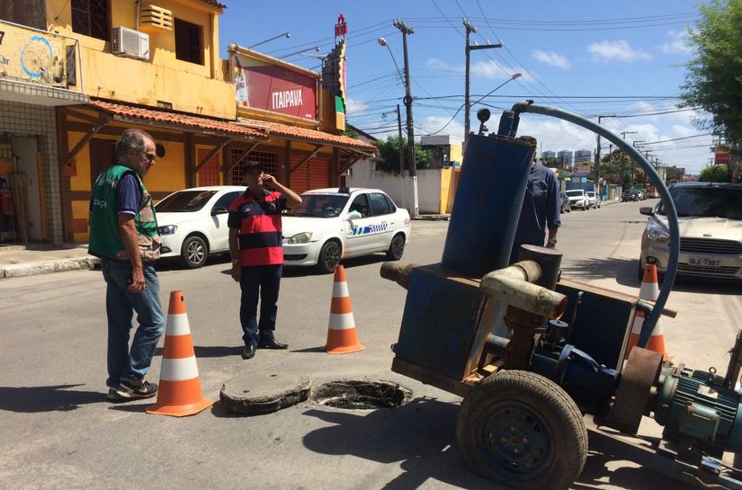Prefeitura de Maceió fiscaliza o transbordo de esgoto no bairro do Poço