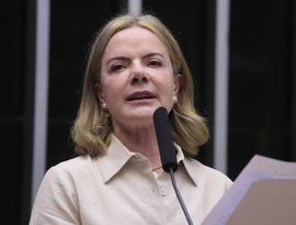 Gleisi critica saída de Flávio Bolsonaro: 'A PF tem de ir atrás desse miliciano'