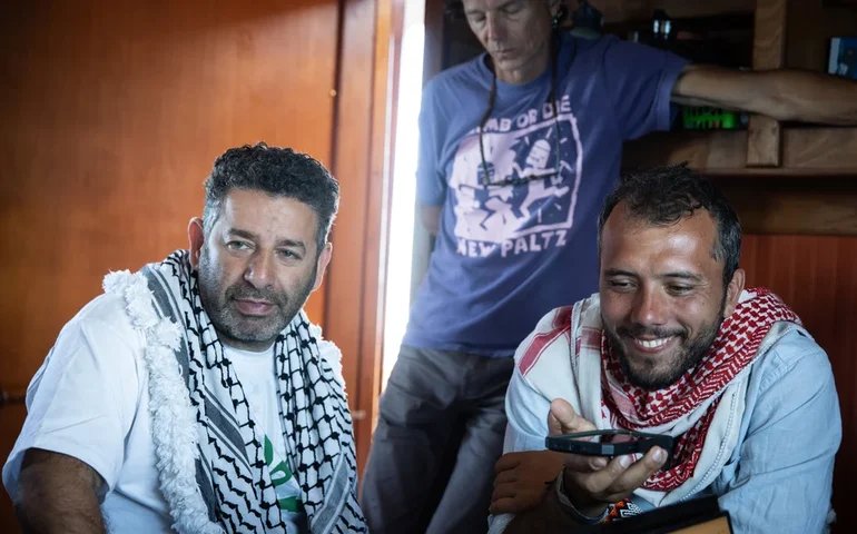 Autoridades israelenses levam dois ativistas de uma flotilha com destino a Gaza para Israel para interrogatório