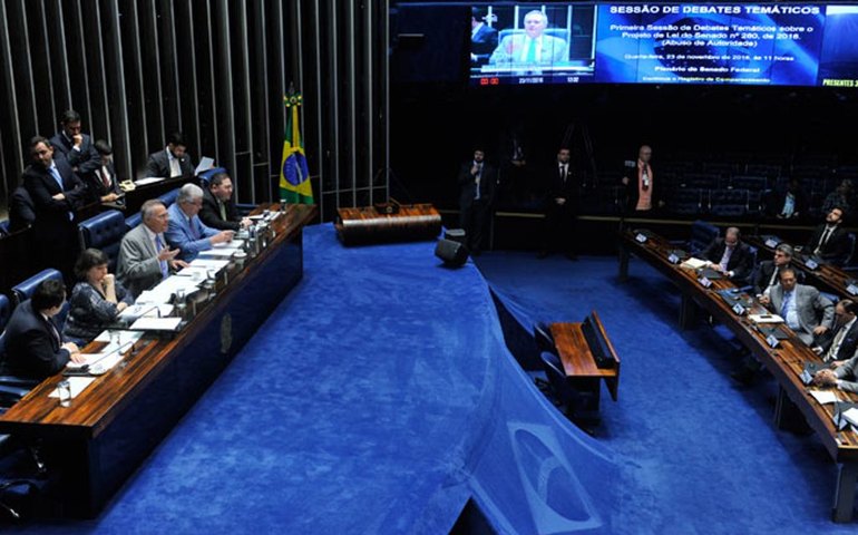 Democracias e autocracias passarão a entrar em conflito, diz comentarista do FT