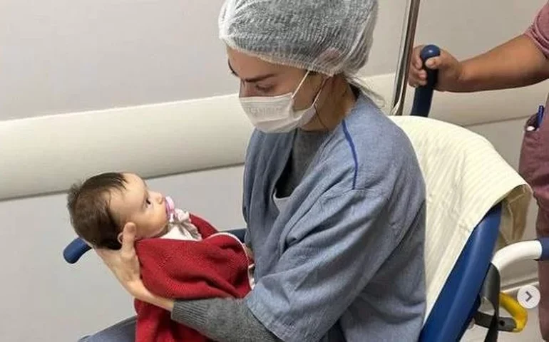 Thaila Ayala descreve 'agonia' durante cirurgia no coração de filha de dois meses