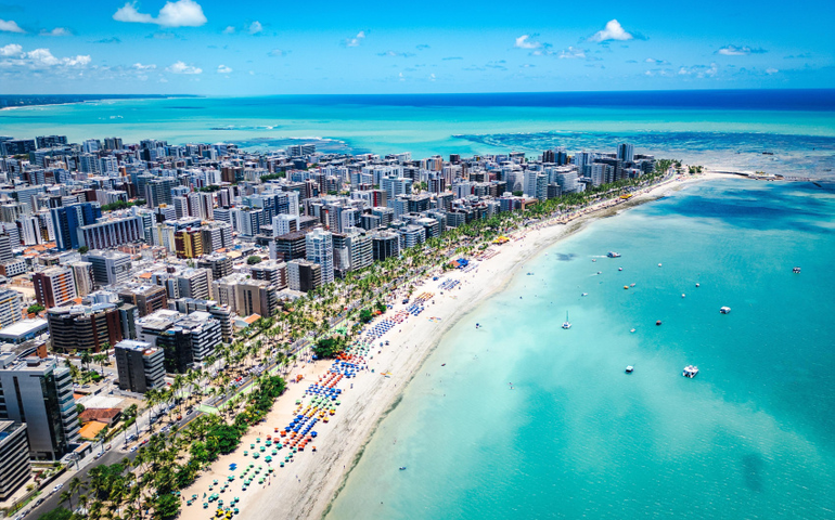 MPAL e DPE pedem à Justiça multa contra prefeito JHC, suspensão de gastos com publicidade e festividades e retirada de circulação de ônibus que oferecem riscos a crianças e adolescentes