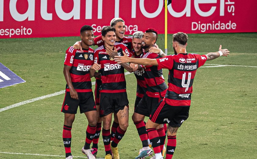 Flamengo espanta má fase e vence Coritiba na estreia do Brasileirão