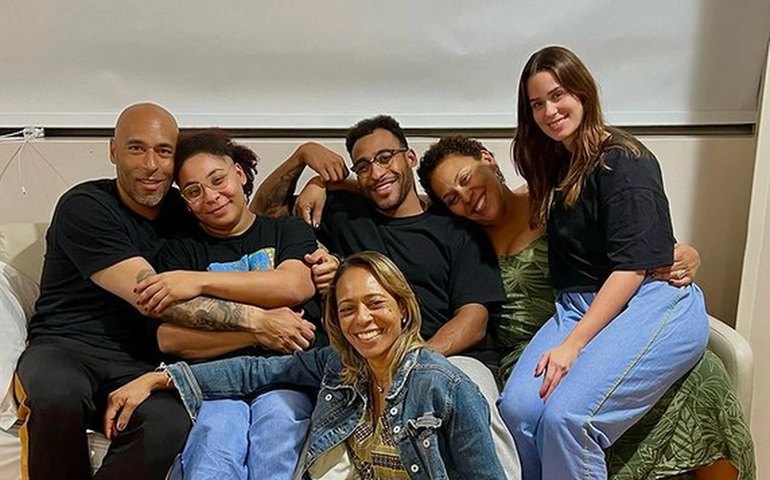 Filha de Pelé posta foto ao lado da família: ‘Mais uma noite juntinhos com ele’
