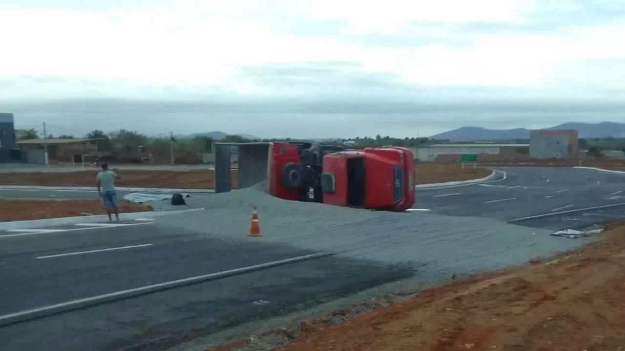 Caminhão-caçamba tomba na AL-115 e espalha carga em Palmeira dos Índios, na saída para Arapiraca
