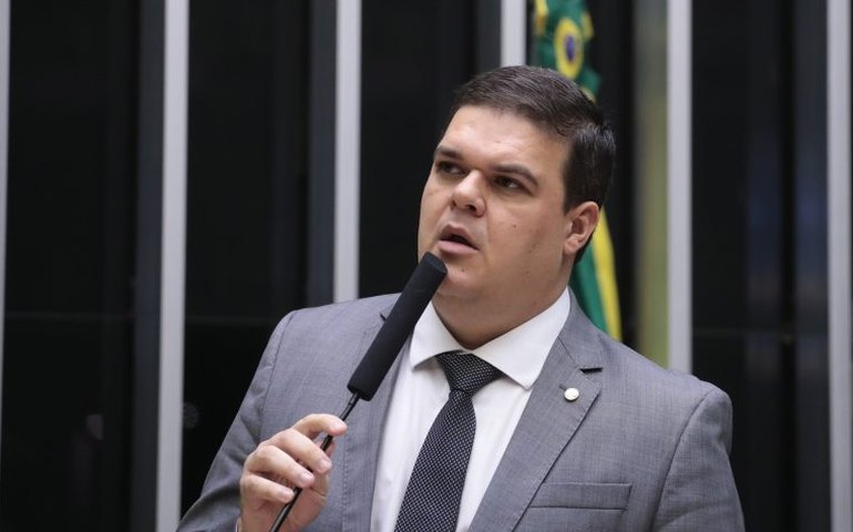 Comissão aprova pena maior para crime cometido com uso de IA contra idoso e pessoa com deficiência