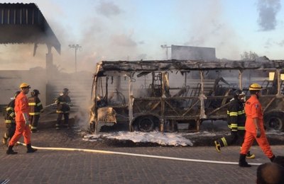 Bandidos usando motocicletas incendeiam ônibus em Maceió