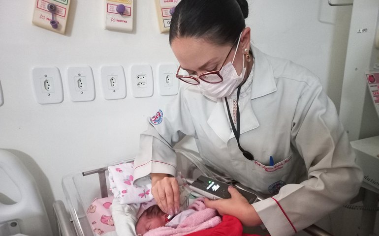 Bebês prematuros da Maternidade Santa Mônica são acompanhados em projeto de monitoramento auditivo