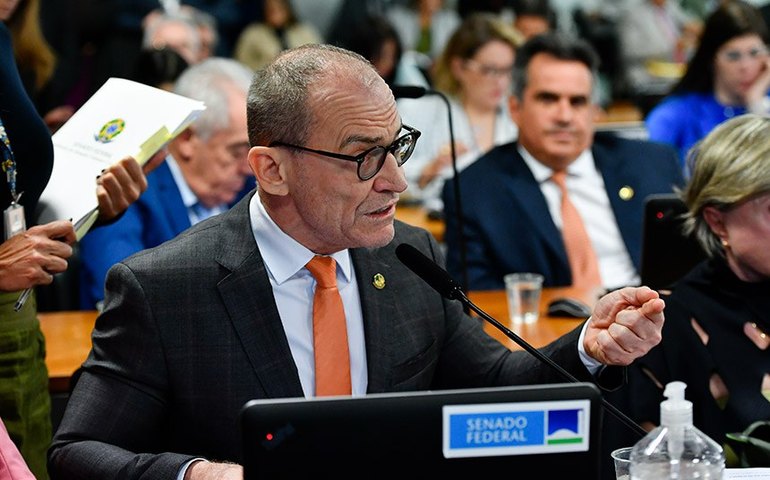 Texto que torna infração grave jogar lixo para fora do carro vai à Câmara