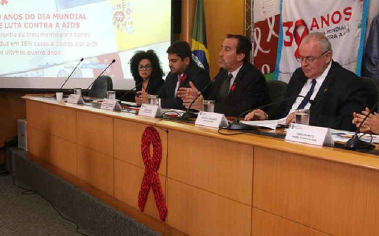 Garantia de tratamento para todos reduz em 16% os óbitos por aids no país