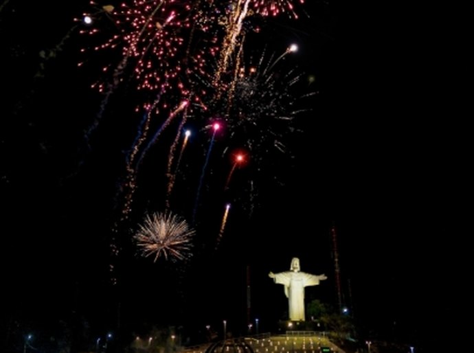 Palmeirenses brindam chegada do Ano Novo com shows pirotécnico e musical