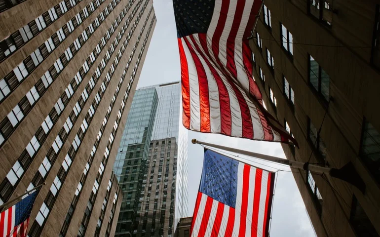 EUA: Senado republicano aprova estrutura para corte de gastos e isenções fiscais de Trump