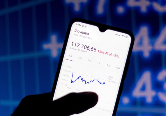 Com giro fraco, Ibovespa inicia semana em baixa de 0,21%, a 135,6 mil pontos