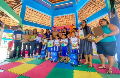 Alunos da rede municipal de ensino de Campo Alegre recebem kits escolares e fardamentos  