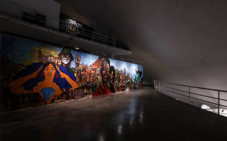 Sátira sobre elite cultural dá o tom em novo romance de Clara Drummond