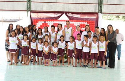 Assistência Social faz entrega de fardamentos para usuários do SCFV e lança programa Primeira Infância em Santana do Mundaú 