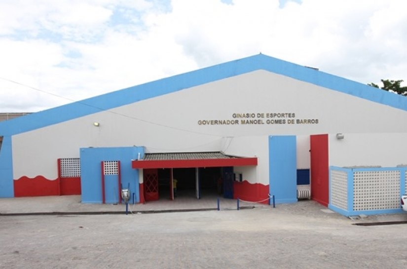 Seduc entrega complexo poliesportivo e laboratórios de informática