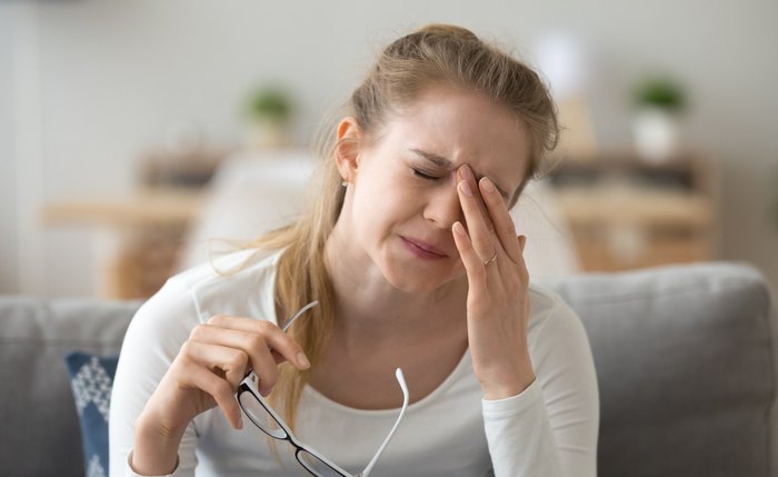 Dor, vermelhidão e secura nos olhos pode ter diversas causas, inclusive a Covid-19