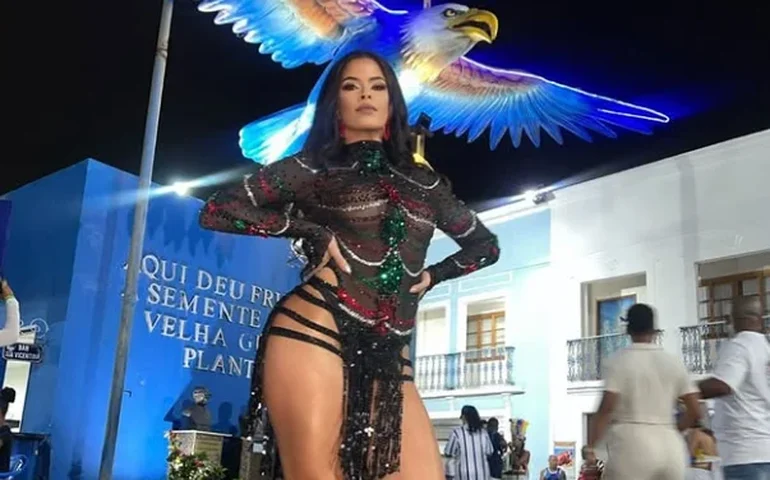 Motorista de aplicativo recusa corrida para musa da Grande Rio devido a traje de passista; vídeo viraliza