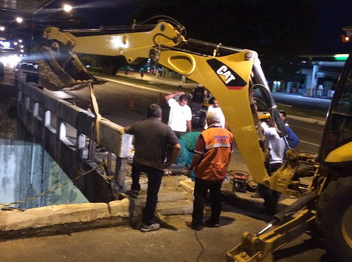 Prefeitura inicia recuperação de mureta de passagem de nível no Farol