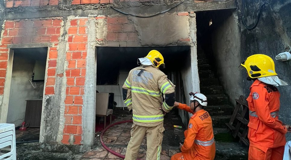 Casa pega fogo e deixa duas pessoas mortas na Grande Aracaju
