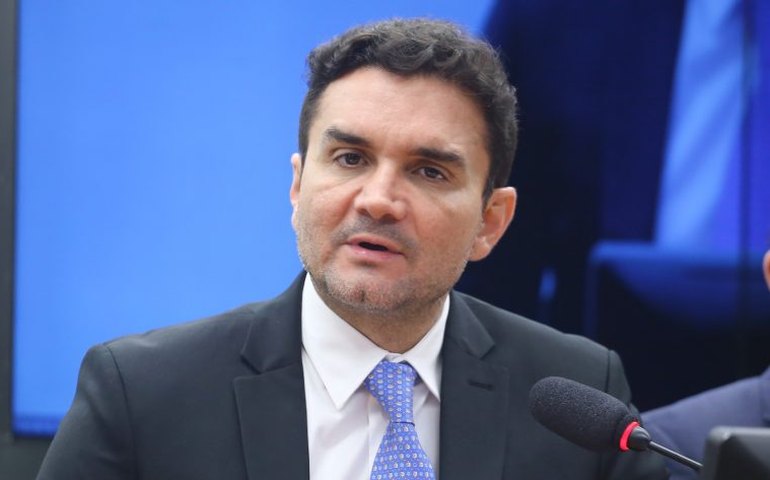 Sabino anuncia saída do União Brasil após suspensão das funções partidárias e embate com Caiado