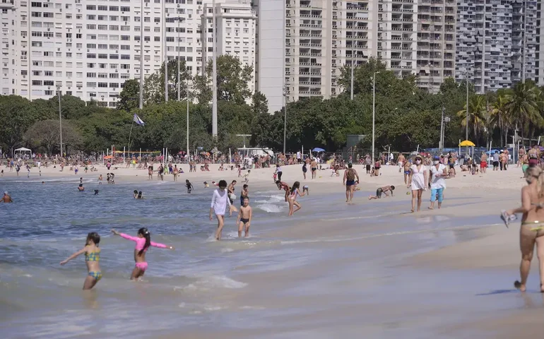 Bandeiras que indicam qualidade das praias no litoral paulista ganham novo layout