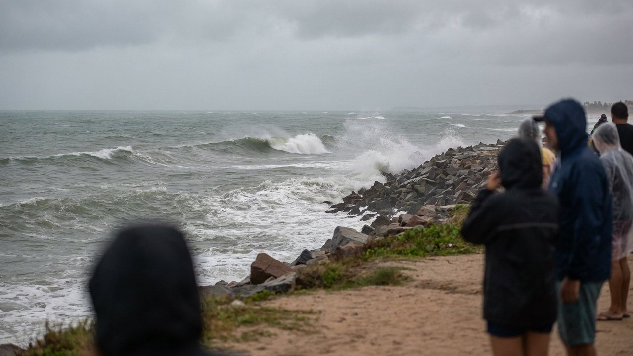 Marinha alerta para ressaca entre Maceió e Recife com ondas de até 2,5 metros