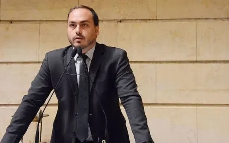 Carlos Bolsonaro ironiza Mauro Cid após condenação no STF: 'Parabéns'