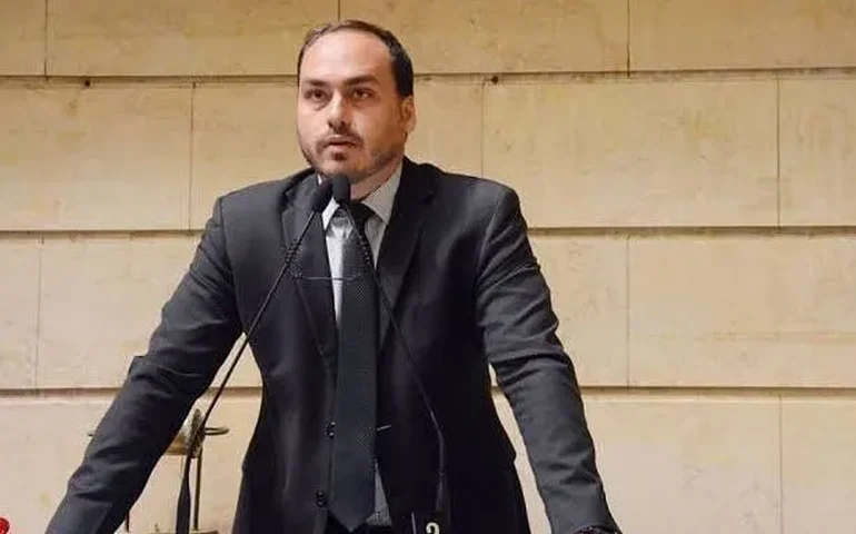 Carlos Bolsonaro fará levantamento de prefeitos e vereadores do PL que não apoiam Flávio