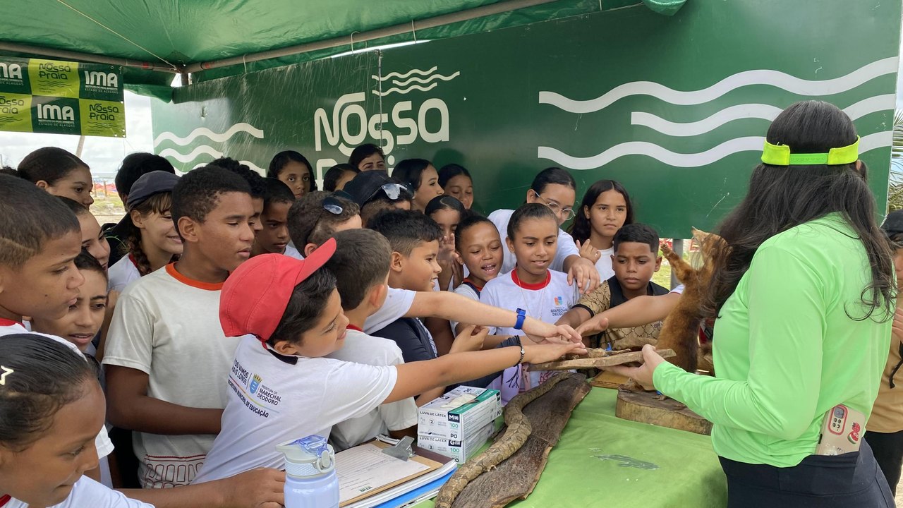 Projeto Nossa Praia mobiliza alunos em ação de limpeza no litoral alagoano