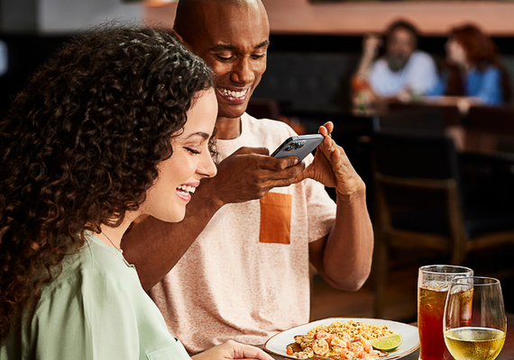 Outback distribui cupons que dão direito à cebola empanada e sobremesas para consumidores. Saiba como participar