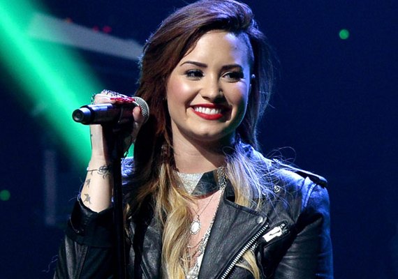 Após lúpus de Selena Gomez, Demi Lovato assume show em festival no Brasil