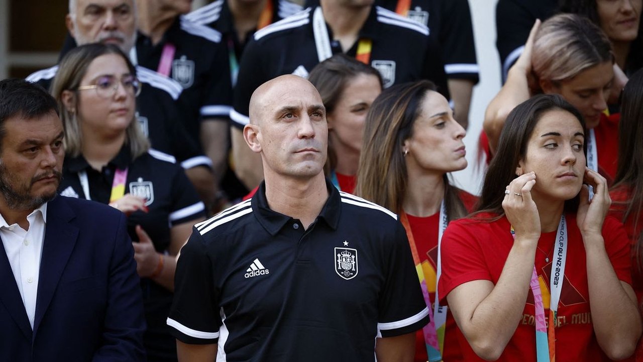 Rubiales não renuncia, se diz vítima do 'falso feminismo' e é aplaudido por técnicos da Espanha