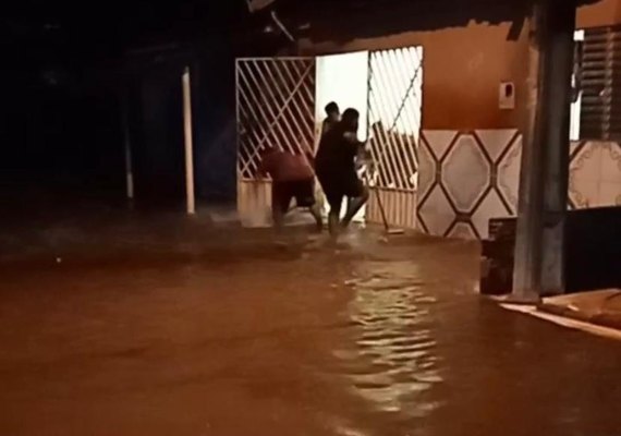 Chuva atinge Palmeira dos Índios e deixa cidade alagada