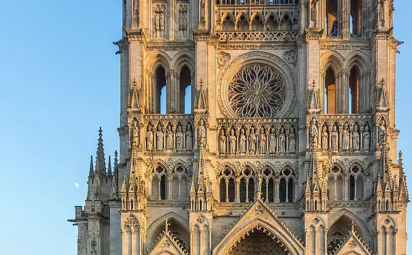 Quem é a jovem brasileira que ajudou a reviver o som da Catedral de Notre-Dame