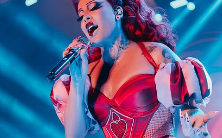 Glória Groove cai do palco em show no Marco Zero de Recife