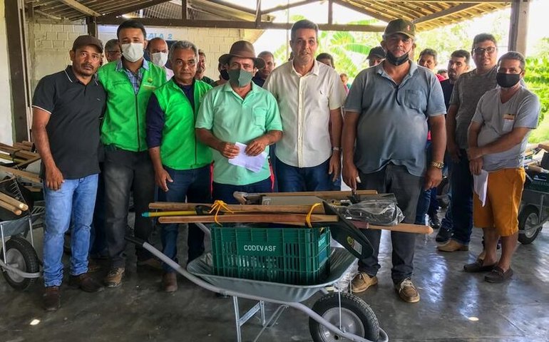 Prefeitura de Branquinha entrega novos 60 kits de ferramentas para agricultores