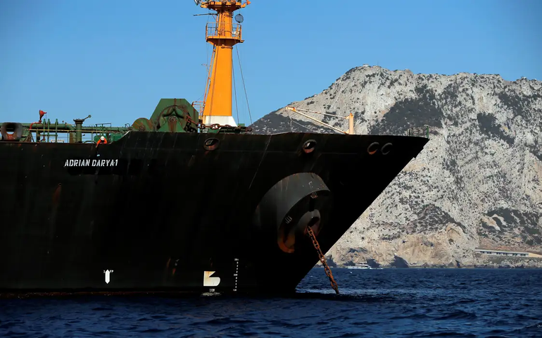 Navio cargueiro é liberado do gelo após ficar preso por dias em lago congelado