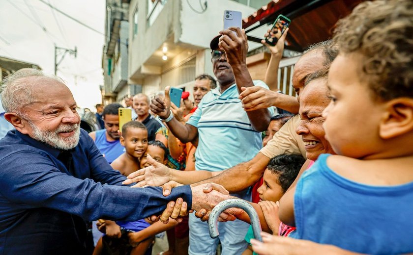 Lula entrega 599 títulos de terra em antiga área de palafitas em PE 