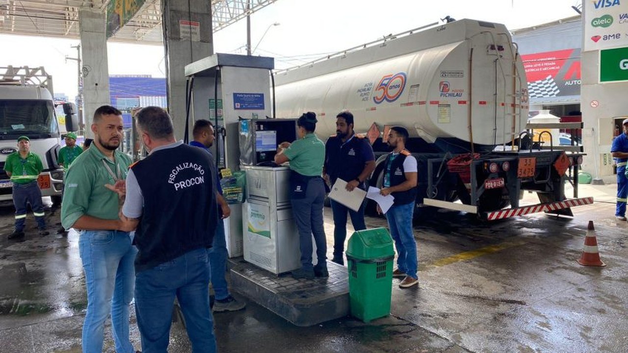 Procon Maceió fiscaliza e notifica postos de combustíveis da capital