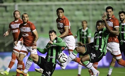 Coelho saiu na frente, mas o Galo virou o jogo em Minas Gerais. - Foto: Mourão Panda/América-MG